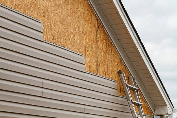Professional Siding Contractor technician working in Heath, OH